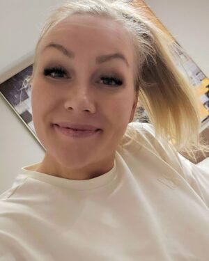 Emma Kimiläinen Instagram - Guess what?? Freaking cool news is coming out shortly. Stay tuned!! 🤩

#newyear #newchallenges