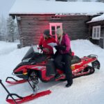 Emma Kimiläinen Instagram – Viikonloppuna on @kelekkamessut Rovaniemellä. Harmillisesti en itse pääse paikalle, koska pistän parketilla taas päät pyörälle sunnuntaina. Mutta hätä ei ole tämän näköinen, sillä onhan paikalla onneksi mun virallinen @lynx_snowmobiles stuntti @jonimaununen . Kuten huomaa, yhdennäköisyys on ilmiselvä. 
Paikalla on myös toinen näköissisko @annaleen4 ja perhe-edustuksen hoitaa parempi puolisko @samihyypia4 ❤️ 

Unfortunately, I’m not able to make it to the snowmobiling exhibition this weekend as I’m busy dancing, but no worries… @jonimaununen will be my official stunt, as he has successfully done it before. @annaleen4 and Joni can take turns stunting, and @samihyypia4 represents our family presence. 😄

Do you accept @lynx_snowmobiles ?

#lynxsnowmobiles #wearelynx #kelekkamessut #kelekkahommia #snowmobiling #moottorikelkkailu 
@Lynxsnowmobiles Kelekkamessut