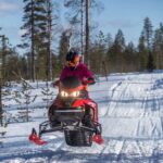 Emma Kimiläinen Instagram – International day of the girl | Tänään on tyttöjen päivä 🩷 Tänä vuonna @plansuomi tyttöjen päivän teemana on tytöt ja urheilu.

Tiesitkö, että tytöillä on edelleen poikia heikommat mahdollisuudet urheilla ja tavoitella unelmiaan, koska ahtaat sukupuolinormit rajoittavat heitä? 

Meillä aikuisilla on äärimmäisen tärkeä rooli siinä, että me emme ylläpitäisi näitä normeja, stereotypioita ja uskomuksia, vaan antaisimme lasten toteuttaa itseään vapaasti ja rohkaisisimme tyttöjä urheilun pariin lajista riippumatta.

Jokaisella tytöllä on oikeus urheilla vapaana syrjinnästä, vähättelystä ja häirinnästä. Se ei ole aina toteutunut omassa lapsuudessani tai aikuisurallani, ja juuri siksi haluan herätellä meitä kaikkia aikuisia miettimään pitääkö itse yllä lapsilleen stereotyyppisiä käsityksiä siitä mikä heille on soveliasta, mahdollista tai toivottavaa.

Ekassa kuvassa olen 1-vuotias, ja sain ensikosketuksen kartingauton penkkiin. 3-vuotiaana nuo pienet jalat ylsivät vihdoin polkimille ja pääsin ajamaan. 5-vuotiaana sain isomman auton, jolla osallistuin ensimmäisiin kilpailuihin (kuva 2). Harrastin 5-vuotiaasta lähtien myös karatea isoveljeni kanssa (kuvassa 3 joku random poika karatekisoissa valmiina ottelemaan). Pelasin myös ala- sekä yläasteella kaikissa koulun pallopelijoukkueissa ja koripalloa pelasin HNMKY:ssä lukioikäiseksi asti. 
Olen saanut harrastella ala-asteikäisenä myös Åke Blomqvist-henkistä diskotanssia, laskettelua ja lumilautailua, moottorikelkkailua, skeittausta, keilausta, uintia sekä pihapelejä ylijääneellä vapaa-ajalla. 

Kiitos mun vanhemmille, että olen saanut vapaasti toteuttaa itseäni ja kokeilla kaikkea mahdollista liikuntaa rullalätkästä voimisteluun. 

Nykyään ammattiurheilun lisäksi harrastan adrenaliinipitoista pyöräilyä moottorilla ja ilman, moottorikelkkailua, tanssia, golffia sekä tyttären kuskailua hänen treeneihin.

Normit, uskomukset ja stereotypiat on niiiiiin so last season! Annetaan kaikkien kukkien kukkia vapaasti ja tutustutetaan meidän ihanat lapset urheilun ja liikunnan pariin ilman sukupuolinormeja! 

Ja hei tyttö, susta voi tulla ihan mitä vaan, vaikka hävittäjälentäjä!💪

#tyttöjenpäivä #internationaldayofthegirl #dayofthegirl