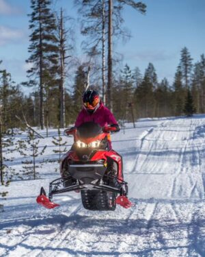 Emma Kimiläinen Instagram - International day of the girl | Tänään on tyttöjen päivä 🩷 Tänä vuonna @plansuomi tyttöjen päivän teemana on tytöt ja urheilu.

Tiesitkö, että tytöillä on edelleen poikia heikommat mahdollisuudet urheilla ja tavoitella unelmiaan, koska ahtaat sukupuolinormit rajoittavat heitä? 

Meillä aikuisilla on äärimmäisen tärkeä rooli siinä, että me emme ylläpitäisi näitä normeja, stereotypioita ja uskomuksia, vaan antaisimme lasten toteuttaa itseään vapaasti ja rohkaisisimme tyttöjä urheilun pariin lajista riippumatta.

Jokaisella tytöllä on oikeus urheilla vapaana syrjinnästä, vähättelystä ja häirinnästä. Se ei ole aina toteutunut omassa lapsuudessani tai aikuisurallani, ja juuri siksi haluan herätellä meitä kaikkia aikuisia miettimään pitääkö itse yllä lapsilleen stereotyyppisiä käsityksiä siitä mikä heille on soveliasta, mahdollista tai toivottavaa.

Ekassa kuvassa olen 1-vuotias, ja sain ensikosketuksen kartingauton penkkiin. 3-vuotiaana nuo pienet jalat ylsivät vihdoin polkimille ja pääsin ajamaan. 5-vuotiaana sain isomman auton, jolla osallistuin ensimmäisiin kilpailuihin (kuva 2). Harrastin 5-vuotiaasta lähtien myös karatea isoveljeni kanssa (kuvassa 3 joku random poika karatekisoissa valmiina ottelemaan). Pelasin myös ala- sekä yläasteella kaikissa koulun pallopelijoukkueissa ja koripalloa pelasin HNMKY:ssä lukioikäiseksi asti. 
Olen saanut harrastella ala-asteikäisenä myös Åke Blomqvist-henkistä diskotanssia, laskettelua ja lumilautailua, moottorikelkkailua, skeittausta, keilausta, uintia sekä pihapelejä ylijääneellä vapaa-ajalla. 

Kiitos mun vanhemmille, että olen saanut vapaasti toteuttaa itseäni ja kokeilla kaikkea mahdollista liikuntaa rullalätkästä voimisteluun. 

Nykyään ammattiurheilun lisäksi harrastan adrenaliinipitoista pyöräilyä moottorilla ja ilman, moottorikelkkailua, tanssia, golffia sekä tyttären kuskailua hänen treeneihin.

Normit, uskomukset ja stereotypiat on niiiiiin so last season! Annetaan kaikkien kukkien kukkia vapaasti ja tutustutetaan meidän ihanat lapset urheilun ja liikunnan pariin ilman sukupuolinormeja! 

Ja hei tyttö, susta voi tulla ihan mitä vaan, vaikka hävittäjälentäjä!💪

#tyttöjenpäivä #internationaldayofthegirl #dayofthegirl