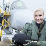 Emma Kimiläinen Instagram – International day of the girl | Tänään on tyttöjen päivä 🩷 Tänä vuonna @plansuomi tyttöjen päivän teemana on tytöt ja urheilu.

Tiesitkö, että tytöillä on edelleen poikia heikommat mahdollisuudet urheilla ja tavoitella unelmiaan, koska ahtaat sukupuolinormit rajoittavat heitä? 

Meillä aikuisilla on äärimmäisen tärkeä rooli siinä, että me emme ylläpitäisi näitä normeja, stereotypioita ja uskomuksia, vaan antaisimme lasten toteuttaa itseään vapaasti ja rohkaisisimme tyttöjä urheilun pariin lajista riippumatta.

Jokaisella tytöllä on oikeus urheilla vapaana syrjinnästä, vähättelystä ja häirinnästä. Se ei ole aina toteutunut omassa lapsuudessani tai aikuisurallani, ja juuri siksi haluan herätellä meitä kaikkia aikuisia miettimään pitääkö itse yllä lapsilleen stereotyyppisiä käsityksiä siitä mikä heille on soveliasta, mahdollista tai toivottavaa.

Ekassa kuvassa olen 1-vuotias, ja sain ensikosketuksen kartingauton penkkiin. 3-vuotiaana nuo pienet jalat ylsivät vihdoin polkimille ja pääsin ajamaan. 5-vuotiaana sain isomman auton, jolla osallistuin ensimmäisiin kilpailuihin (kuva 2). Harrastin 5-vuotiaasta lähtien myös karatea isoveljeni kanssa (kuvassa 3 joku random poika karatekisoissa valmiina ottelemaan). Pelasin myös ala- sekä yläasteella kaikissa koulun pallopelijoukkueissa ja koripalloa pelasin HNMKY:ssä lukioikäiseksi asti. 
Olen saanut harrastella ala-asteikäisenä myös Åke Blomqvist-henkistä diskotanssia, laskettelua ja lumilautailua, moottorikelkkailua, skeittausta, keilausta, uintia sekä pihapelejä ylijääneellä vapaa-ajalla. 

Kiitos mun vanhemmille, että olen saanut vapaasti toteuttaa itseäni ja kokeilla kaikkea mahdollista liikuntaa rullalätkästä voimisteluun. 

Nykyään ammattiurheilun lisäksi harrastan adrenaliinipitoista pyöräilyä moottorilla ja ilman, moottorikelkkailua, tanssia, golffia sekä tyttären kuskailua hänen treeneihin.

Normit, uskomukset ja stereotypiat on niiiiiin so last season! Annetaan kaikkien kukkien kukkia vapaasti ja tutustutetaan meidän ihanat lapset urheilun ja liikunnan pariin ilman sukupuolinormeja! 

Ja hei tyttö, susta voi tulla ihan mitä vaan, vaikka hävittäjälentäjä!💪

#tyttöjenpäivä #internationaldayofthegirl #dayofthegirl