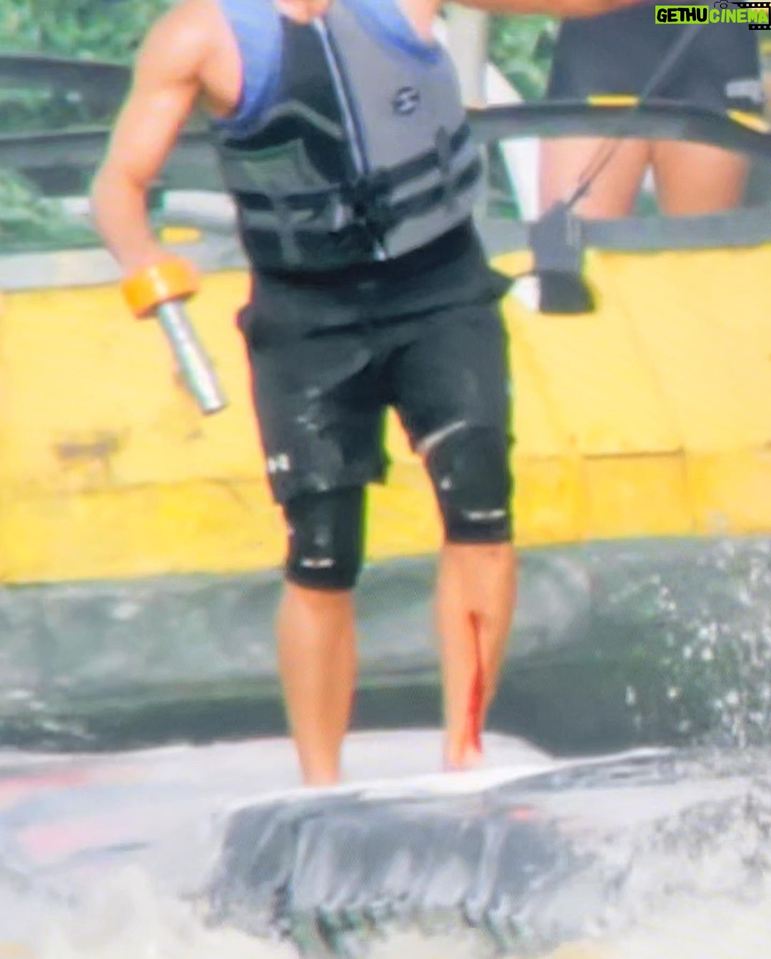 Enzo Palumbo Instagram - More WATER that I’m really good at✅ STITCHES✅and a HALLBRAWL✅ What a week 🤙 #thechallengeusa @cbstv @thechallenge Cat Fight