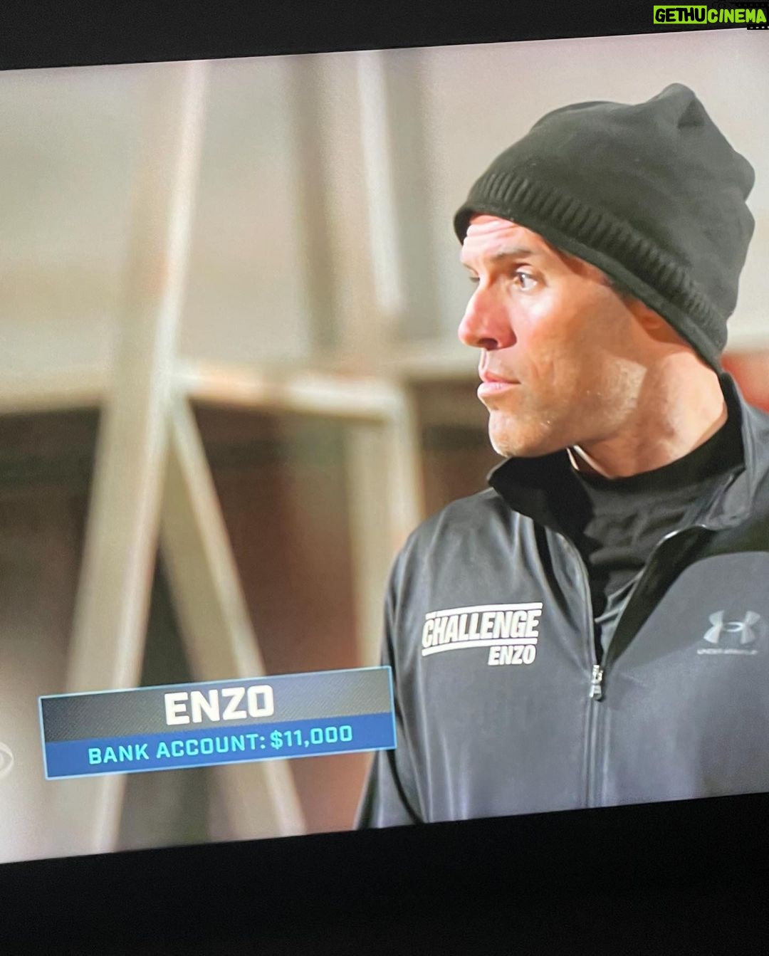 Enzo Palumbo Instagram - More WATER that I’m really good at✅ STITCHES✅and a HALLBRAWL✅ What a week 🤙 #thechallengeusa @cbstv @thechallenge Cat Fight