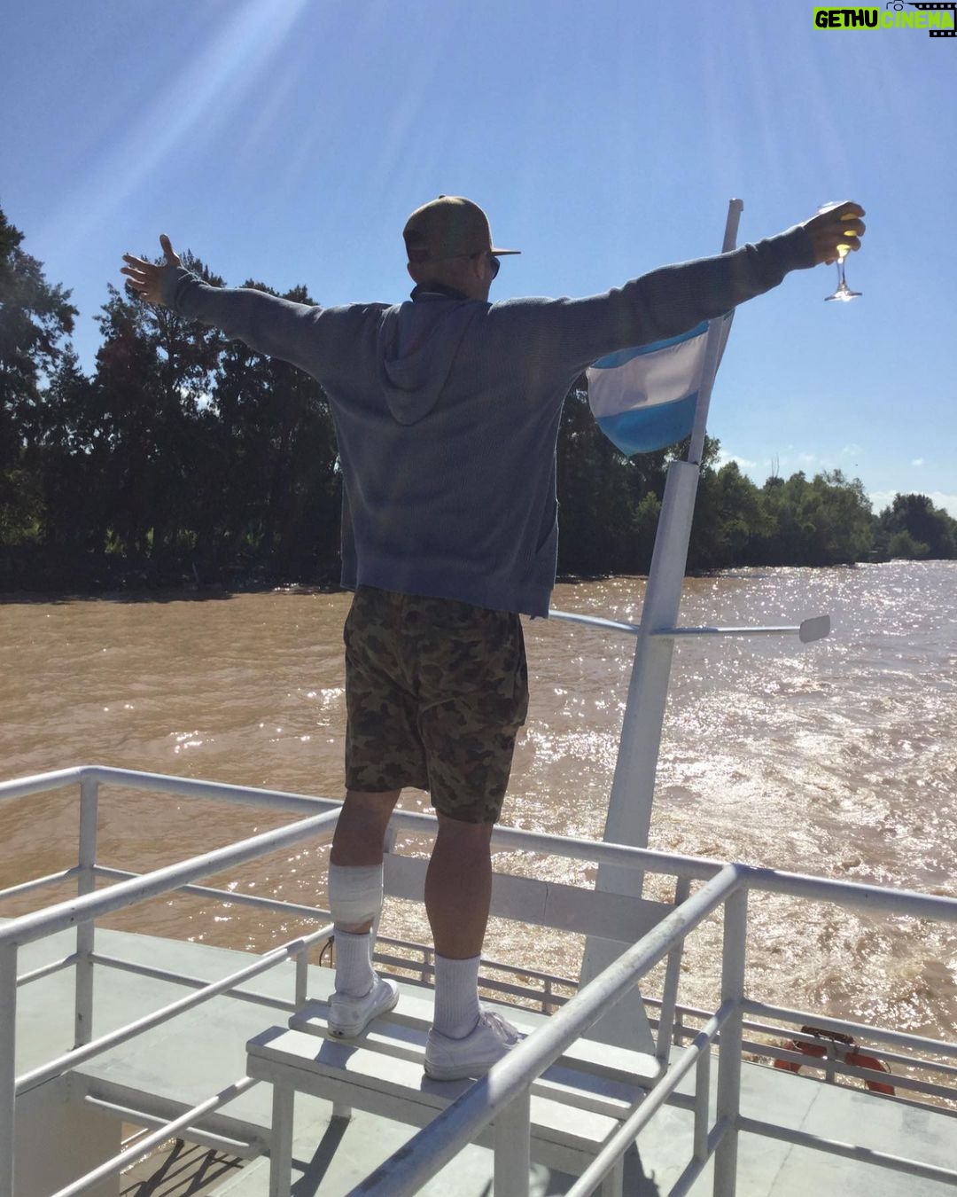 Enzo Palumbo Instagram - Hola !! De nada !! When in Argentina !! #Daydrink🇦🇷 @cbstv @thechallenge Tigre, Buenos Aires