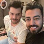 Erfan Rafie Instagram - انسان هاي بزرگي در زندگي ما حضور دارن كه با حرفاشون و كوهي از تجربه در كنارمان استوار ايستاده اند تا بتوانيم از تمامي موانع زندگي عبور كنيم و هميشه سربلند باشيم. قدردانشون باشيد🌹❤️ #برادر @moeinrahbar #عرفانرفيع #معين_راهبر #عرفان_رفیع #موسيقي #موسيقي_پاپ #عاشقانه #معين_راهبر_گروپ