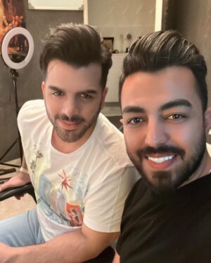 Erfan Rafie Instagram - انسان هاي بزرگي در زندگي ما حضور دارن كه با حرفاشون و كوهي از تجربه در كنارمان استوار ايستاده اند تا بتوانيم از تمامي موانع زندگي عبور كنيم و هميشه سربلند باشيم.
قدردانشون باشيد🌹❤️
#برادر
@moeinrahbar 
#عرفانرفيع #معين_راهبر #عرفان_رفیع  #موسيقي #موسيقي_پاپ #عاشقانه #معين_راهبر_گروپ