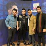 Erfan Rafie Instagram - بسيار لذت بردم دركنار آرون عزيز با صداي بسيار قوي و زيبايي كه خاص خودشه و خالق اين قطعات زيبا استاد عزيزم معين جان راهبر بي نظير ❤️🥇 @moeinrahbar @aronafshar @k1.zarerafi @mohammadebrahimi677
