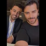 Erfan Rafie Instagram - بيش از ١٢سال است كه با آثار معين جان راهبر آشنا هستم و با آنها عاشقي كردم؛ ايشان علاوه بر تسلط بر موسيقي و نوازندگي همراه با نگرش حرفه اي و ذوق و خلاقيتشان در آهنگسازي و تنظيم كه بر علاقمندان پوشيده نيست داراي اخلاق مثال زدني و رفتار فروتنانه چه با آنها كه استاد موسيقي بوده اند و چه آنهايي كه تازه پاي به اين راه گذاشته اند هستند و من مفتخرم كه اعلام كنم ازين پس تمامي فعاليت هاي هنري بنده زير نظر ايشان بوده و به عنوان آرتيست گروه هنري معين راهبر به راهم ادامه خواهم داد❤️🌹 ارادتمند شما عرفان رفيع ١٤٠٠/٩/٢١ @moeinrahbar @moeinrahbargroup @mohammadebrahimi677 #معين_راهبر #عرفان_رفيع #موسيقي #موسيقي_پاپ #عاشقانه #پاييز #كار_عشقه