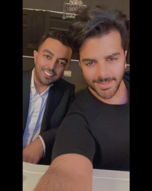 Erfan Rafie Instagram - بيش از ١٢سال است كه با آثار معين جان راهبر آشنا هستم و با آنها عاشقي كردم؛ ايشان علاوه بر تسلط بر موسيقي و نوازندگي همراه با نگرش حرفه اي و ذوق و خلاقيتشان در آهنگسازي و تنظيم كه بر علاقمندان پوشيده نيست داراي اخلاق مثال زدني و رفتار فروتنانه چه با آنها كه استاد موسيقي بوده اند و چه آنهايي كه تازه پاي به اين راه گذاشته اند هستند و من مفتخرم كه اعلام كنم ازين پس تمامي فعاليت هاي هنري بنده زير نظر ايشان بوده و به عنوان آرتيست گروه هنري معين راهبر به راهم ادامه خواهم داد❤️🌹
ارادتمند شما 
عرفان رفيع
١٤٠٠/٩/٢١
@moeinrahbar 
@moeinrahbargroup 
@mohammadebrahimi677 
#معين_راهبر #عرفان_رفيع #موسيقي #موسيقي_پاپ #عاشقانه #پاييز #كار_عشقه