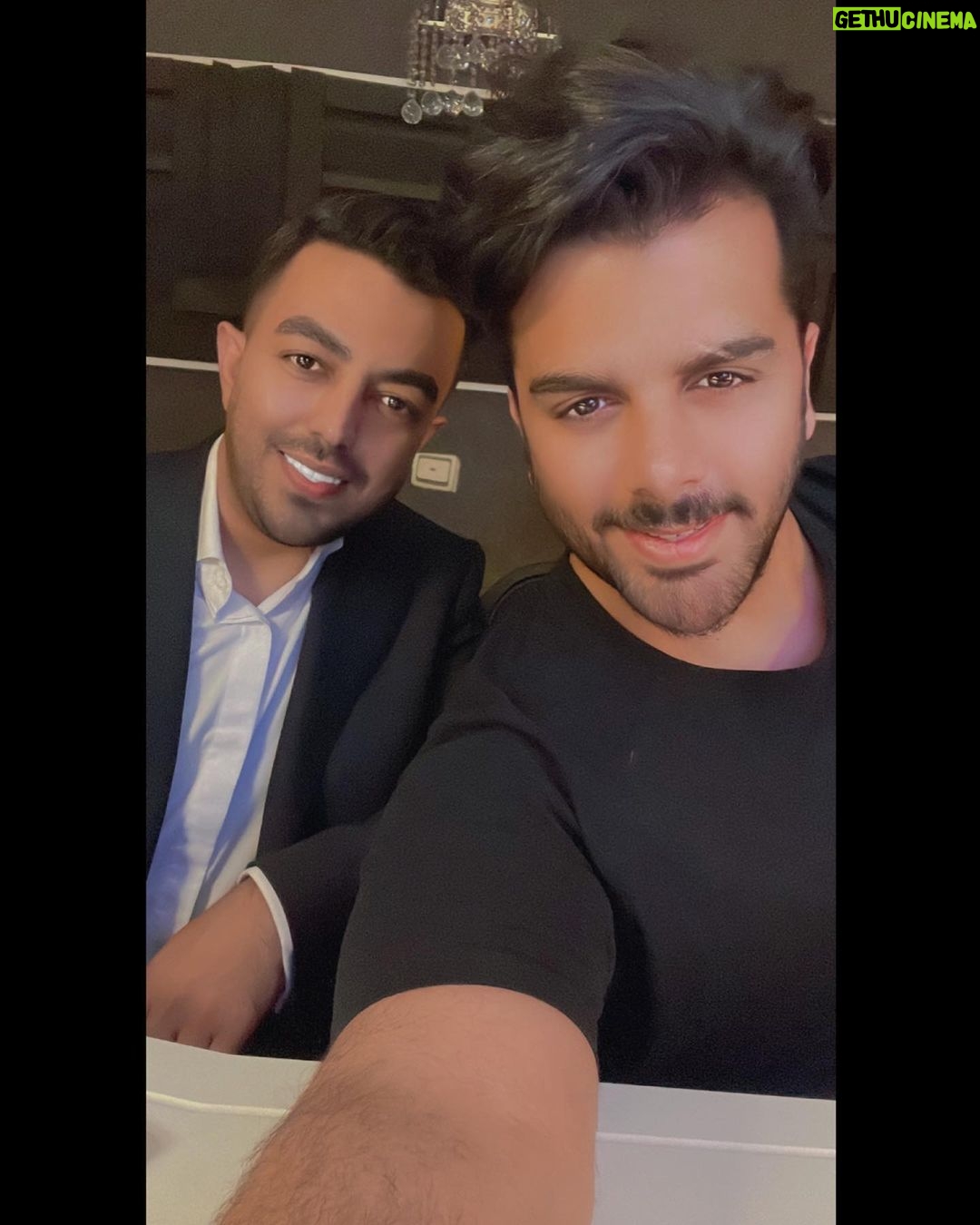 Erfan Rafie - 15.8K Likes - بيش از ١٢سال است كه با آثار معين جان راهبر آشنا هستم و با آنها عاشقي كردم؛ ايشان علاوه بر تسلط بر موسيقي و نوازندگي همراه با نگرش حرفه اي و ذوق و خلاقيتشان در آهنگسازي و تنظيم كه بر علاقمندان پوشيده نيست داراي اخلاق مثال زدني و رفتار فروتنانه چه با آنها كه استاد موسيقي بوده اند و چه آنهايي كه تازه پاي به اين راه گذاشته اند هستند و من مفتخرم كه اعلام كنم ازين پس تمامي فعاليت هاي هنري بنده زير نظر ايشان بوده و به عنوان آرتيست گروه هنري معين راهبر به راهم ادامه خواهم داد❤️🌹
ارادتمند شما
عرفان رفيع
١٤٠٠/٩/٢١
@moeinrahbar
@moeinrahbargroup
@mohammadebrahimi677
#معين_راهبر #عرفان_رفيع #موسيقي #موسيقي_پاپ #عاشقانه #پاييز #كار_عشقه