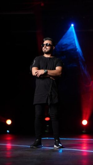 Erfan Rafie Instagram - پشت صحنه «به جون خودت»🎼🎬🎤

@moeinrahbar 
#عرفان_رفیع #معین_راهبر #به_جون_خودت #موسیقی #موسیقی_پاپ #پاییز #پشت_صحنه #هنر #هنرمندان_ایرانی 
#erfanrafie #moeinrahbar #moeinrahbargroup #music #art #erfanrafie_official