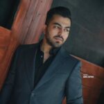 Erfan Rafie Instagram - هيچ چيزي در دنيا به اين نمي ارزد كه انسان از آنچه دوست دارد روگردان شود🥇 📸 @amin_captive #erfanrafie #اصلا_مهم_نيست #موزيك #موزيك_پاپ #music