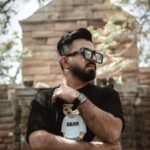 Erfan Rafie Instagram - هيچ وقت كسي رو دنبال نكن؛اوني كه قدر ترو بدونه خودش باهات راه مياد🖋 📸 @pezhman.masoompour.photo @amir_ahmadi_