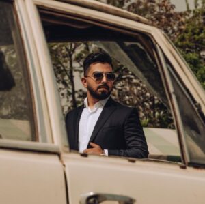 Erfan Rafie Instagram - من هنگام شك ترجيح ميدم مبارزه كنم، شكست بخورم و بعد زخم هايم رو درمان كنم تا اينكه بخوام فرار كنم چون ميدونم كه اگه فرار كنم قدرتي رو به مهاجم دادم كه هرگز شايسته اون نبوده.
📸
@pezhman.masoompour.photo 
@amir_ahmadi_