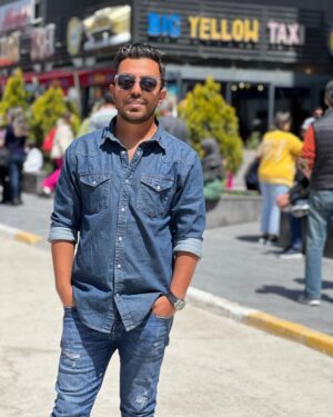 Erfan Rafie Instagram - شکست فقط برای زمانی است که تلاش میکنی کاری انجام ندهی😉💪🏾🦅
#عرفان_رفیع #عرفان #معین_راهبر #بهار #عاشقانه #آتش_بس #اصلا_مهم_نیست #آدم_قبلی #کار_عشقه #آشوب #فرمانروایی #عاشق_کش 
#erfanrafie #moeinrahbar #music