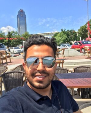 Erfan Rafie Instagram - وقتی دست از برتری جویی برداریم، وقتی بی خیال خوب نشان دادن افراطی خودمان شویم، تعداد شکست ها کاهش پیدا میکند و فعالیت ذهن انتقادگر ما کند میشود و حالا در این آرامش شاید با دوست داشتن خودمان رشد بیشتری داشته باشیم🌹
دکتر علی میرصادقی
@ali_mirsadeghi 
#عرفان_رفیع #دکتر_علی_میرصادقی #معین_راهبر #روانشناسی #موسیقی #آتش_بس #کار_عشقه #بهار #خدا 
#erfanrafie #moeinrahbar #music #psychology