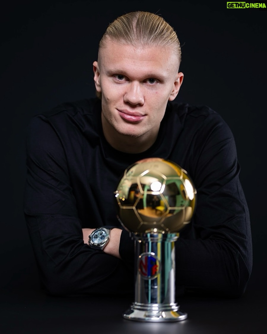 Erling Haaland Instagram - Honoured to have received this award again 🇳🇴 🏆 @norgesfotballforbund @herrelandslaget
