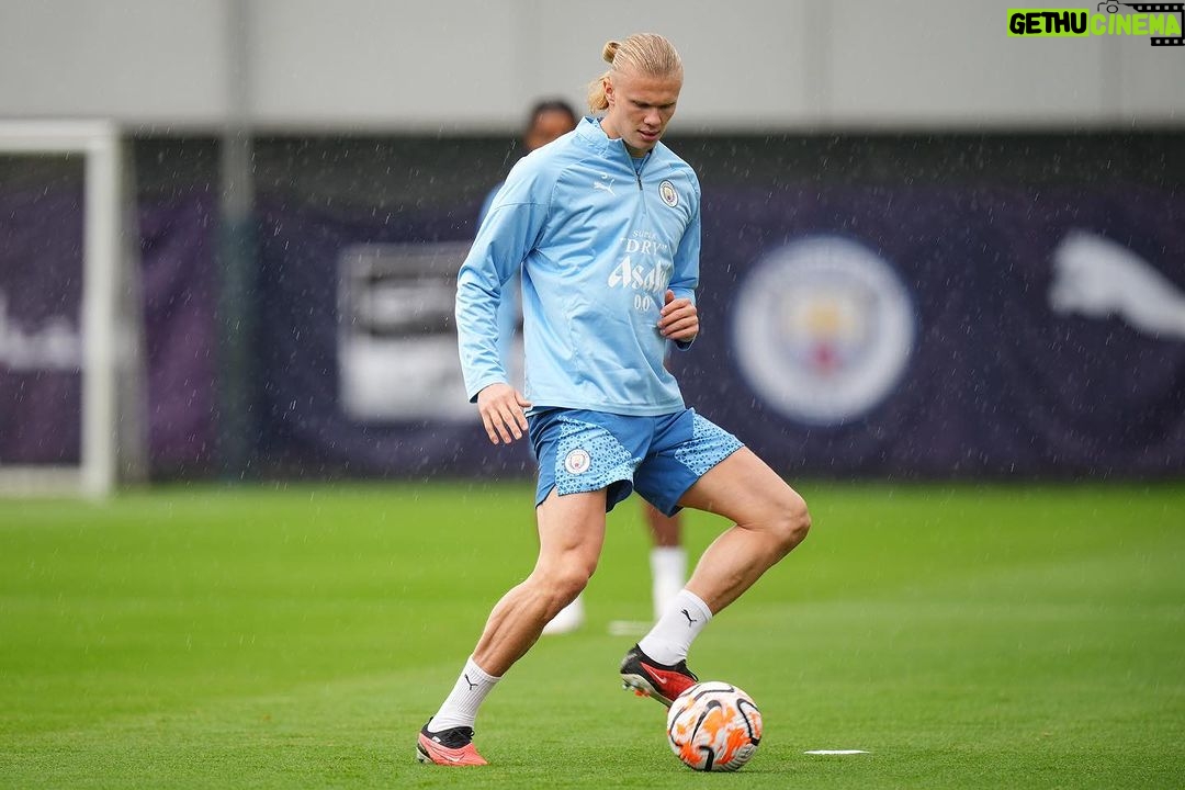 Erling Haaland Instagram - Working whatever the weather! 🫡