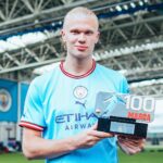 Erling Haaland Instagram - Big thank you to @marca and everyone who voted me for this special award! 🏆💙 We keep going! 🫶🏻 #Los100