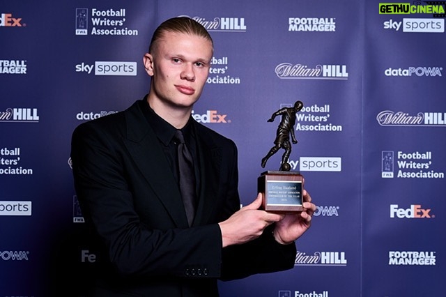 Erling Haaland Instagram - Honoured to win such an incredibly prestigious award @fwaofficial 🏆 Thank you to all those who voted for me. Obviously, this wouldn't have been possible without the unbelievable support I have from everyone at @mancity 💙