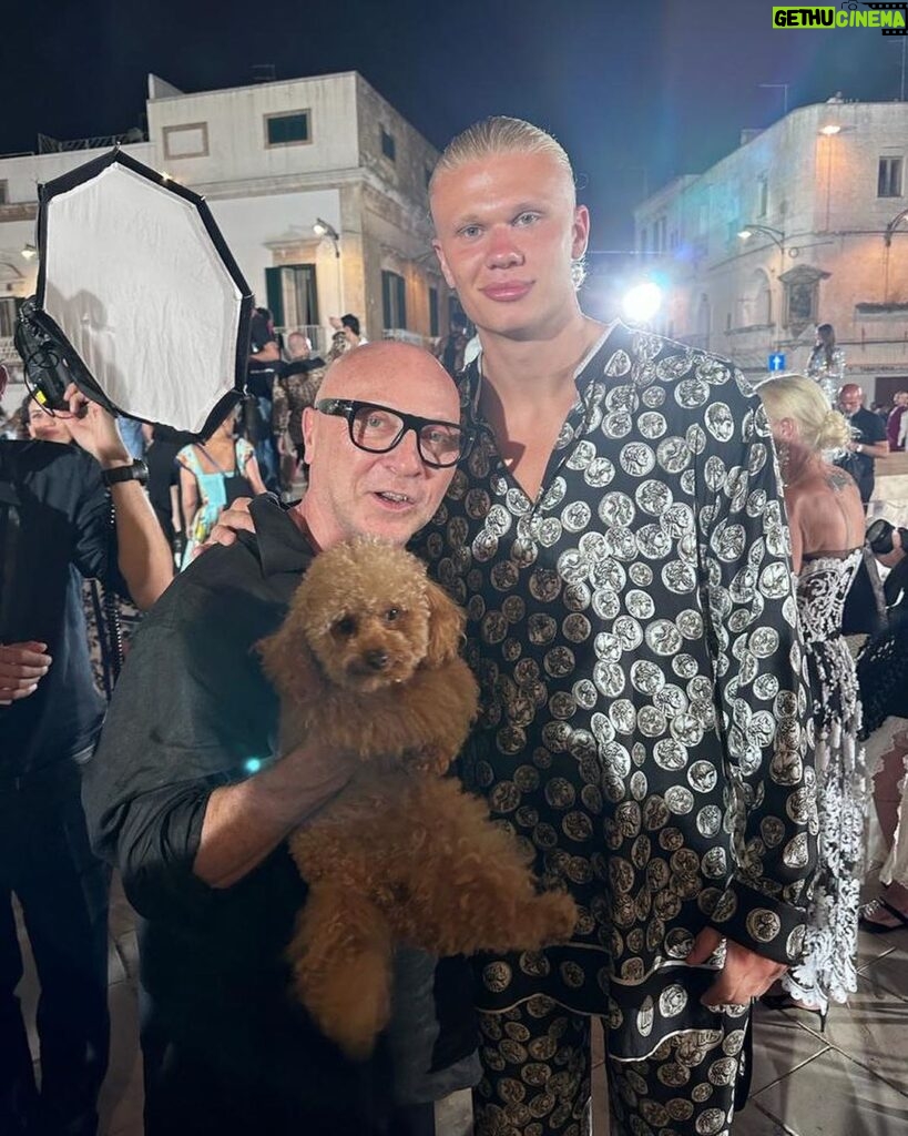 Erling Haaland Instagram - Big grazie for the fantastic experience 🫶🏻 @dolcegabbana #Fefe🐶