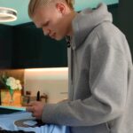 Erling Haaland Instagram - 🚨 𝐆𝐈𝐕𝐄𝐀𝐖𝐀𝐘 🚨 ✍️ WIN a signed @erling.haaland jersey and an exclusive @aquafigure package! 👕🚰  All you have to do: • Follow @aquafigure & @433 • Tag 2️⃣ friends  Winner will be announced June 5th. Good luck! 🙏 General T&C's apply on this giveaway, please see: https://www.433football.com/aquafigure