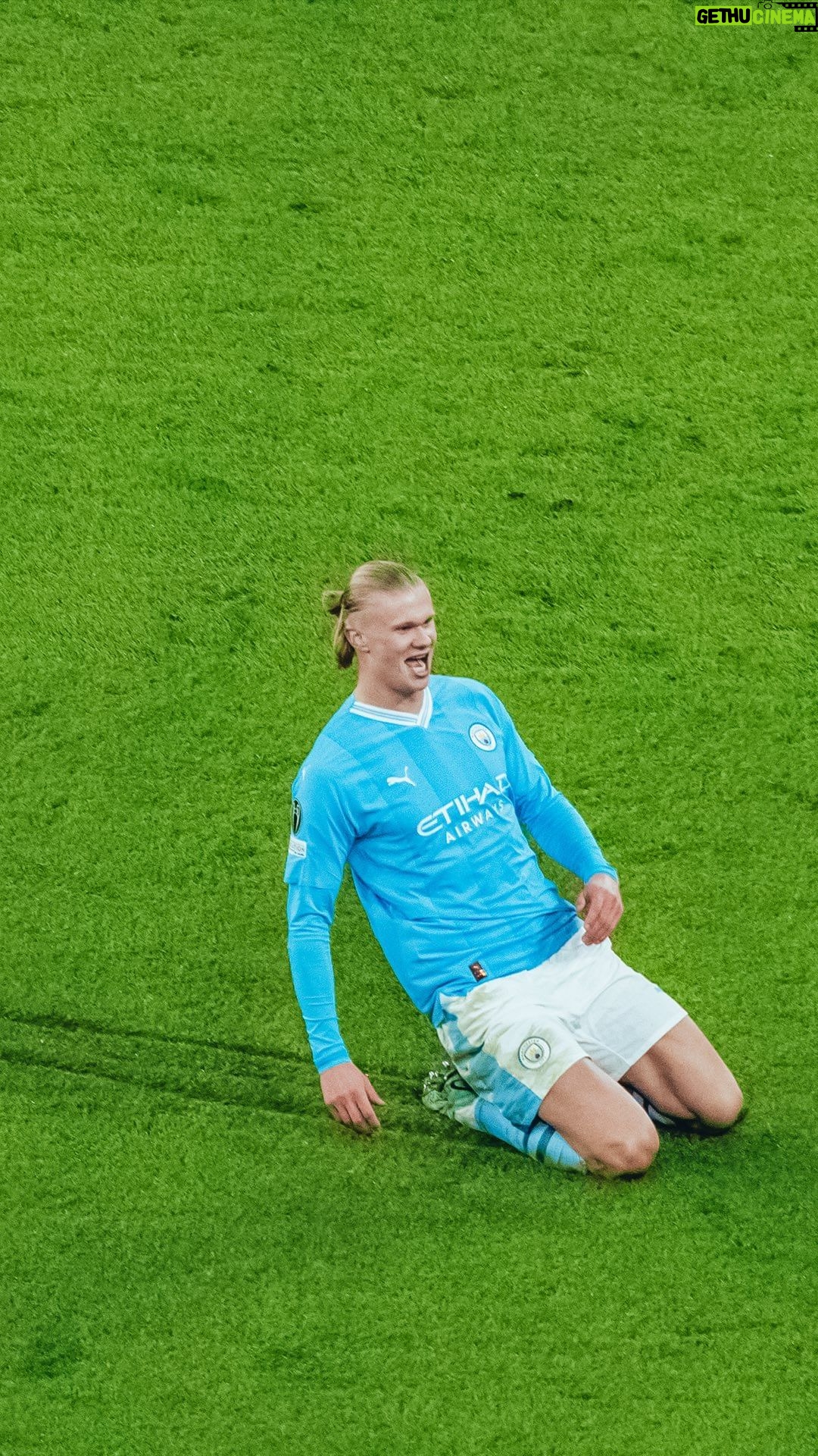 Erling Haaland Instagram - Securing the brace! ✌️