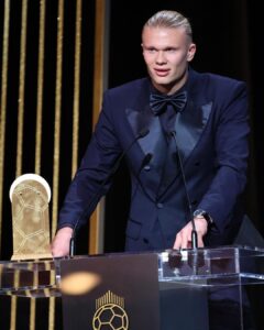 Erling Haaland Instagram - Grateful for the Gerd Müller award and congratulations to @mancity for best club of the year. Thank you to all my team-mates, the club staff and all fans for making it all possible 🏆 #ballondor #tropheegerdmuller