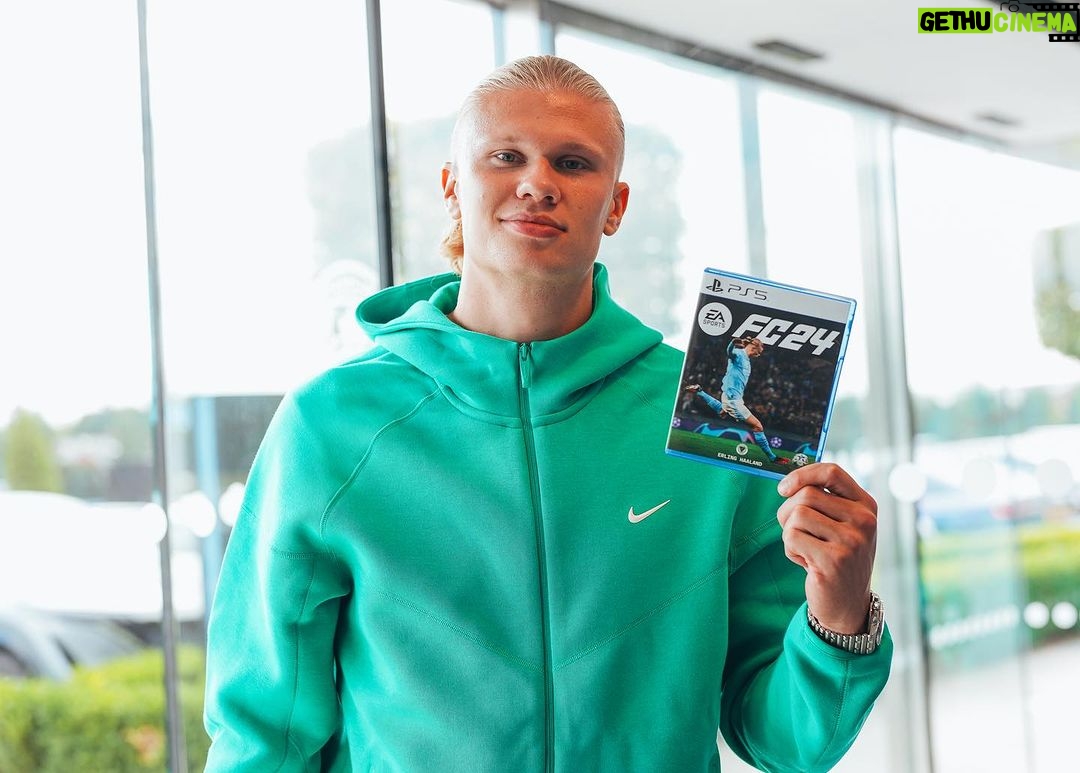 Erling Haaland Instagram - Original #FC24 Founder 💪🏻 Thanks @easportsfc for the first copy of FC 24!