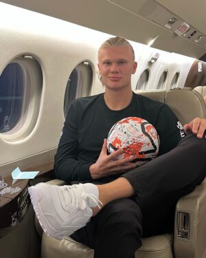 Erling Haaland Instagram - Happy 💙 Thank you for all the support everyone ! See you soon 💪🏻