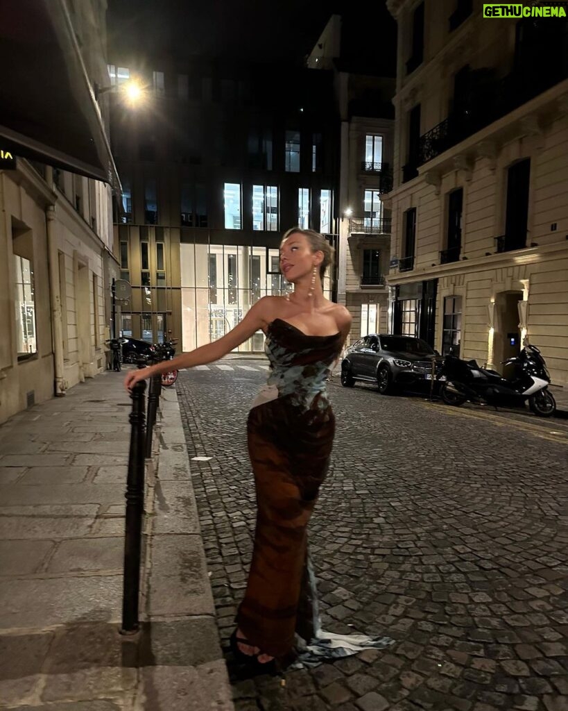 Ester Expósito Instagram - Qué ilusión estrenar peli aquí 🇫🇷🇫🇷🤎 Paris, France