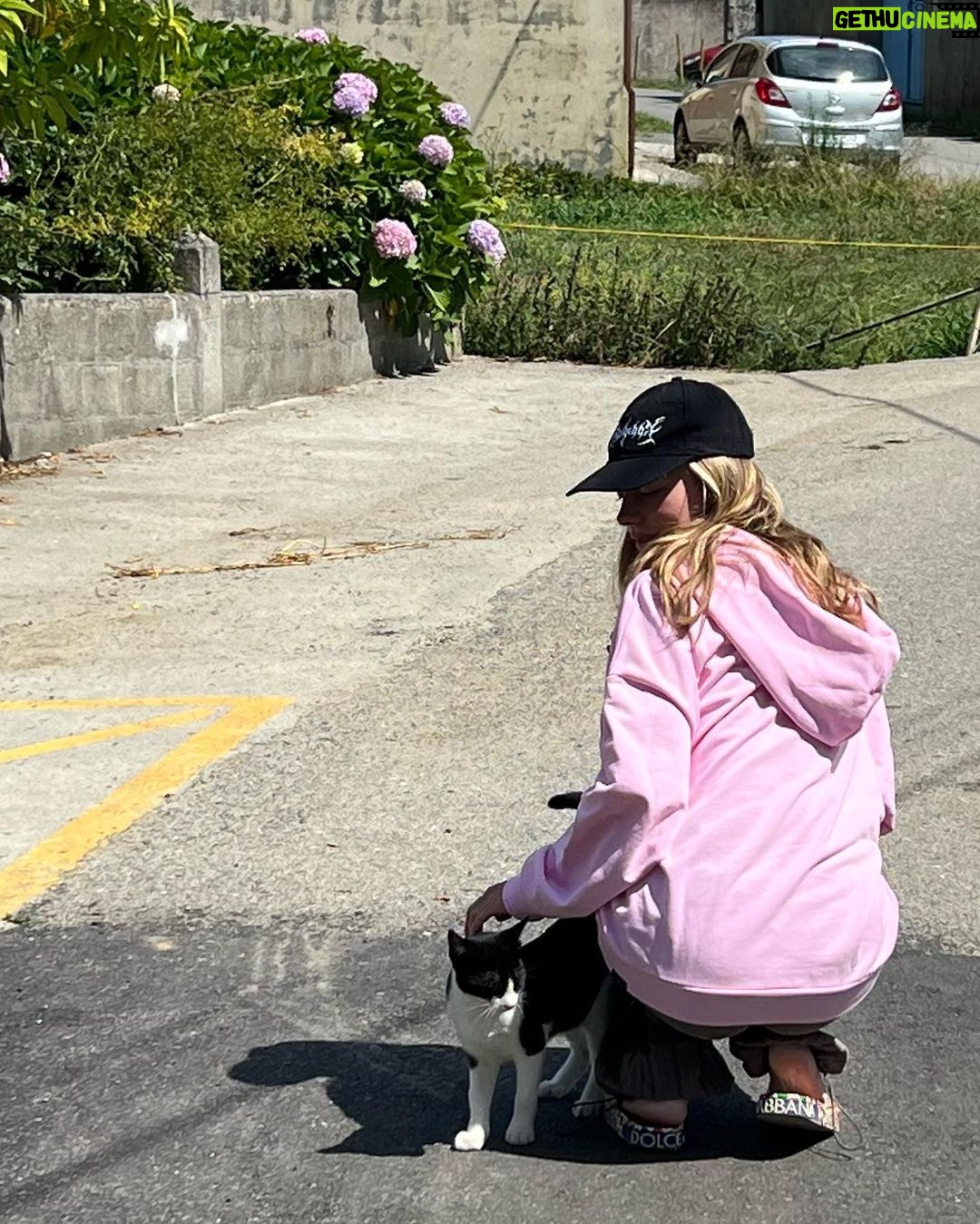 Ester Expósito Instagram - se nos va otro agosto❤️🩹 os quiero, joder Galicia