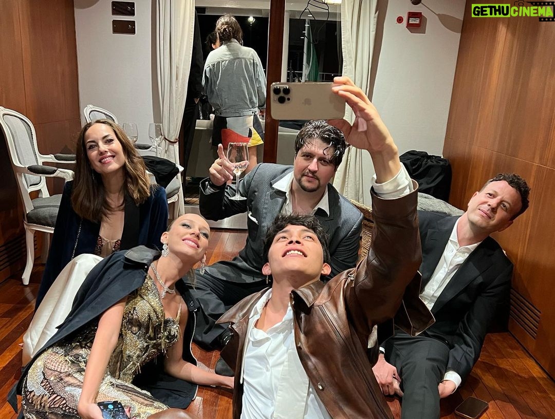 Ester Expósito Instagram - sois unos chingones.🖤 por perdernos juntos en la noche muchas veces más 🌪️🥂🇲🇽 Cannes Film Festival