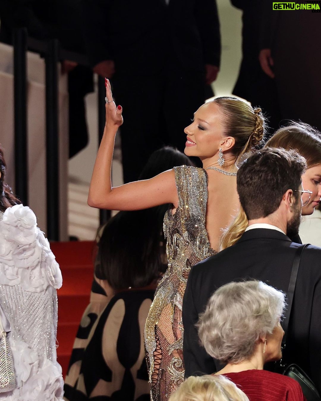 Ester Expósito Instagram - Merci Cannes❤️ qué noche, qué recibimiento a la película, estamos flotando de alegríaaaaa Cannes Film Festival