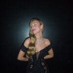 Ester Expósito Instagram - qué noche la premiere del jueves…..lluvia de cariño y mucha gente querida♡. *｡ﾟ⊹ Venus ⊹ *｡ﾟya es vuestra en todos los cines de España, qué pu** emociónnnnn🩸vamos a bailar🩸 VENUS