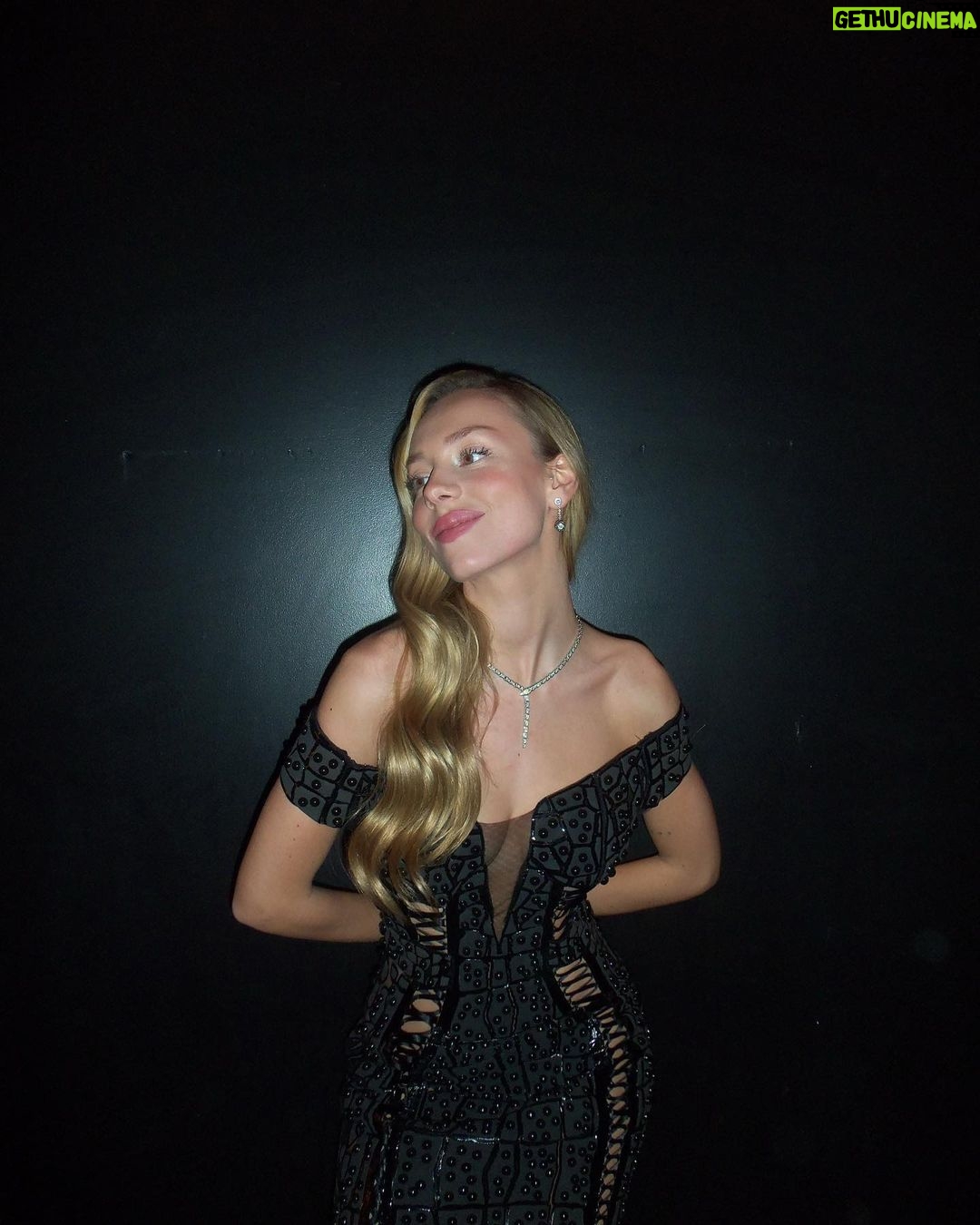 Ester Expósito Instagram - qué noche la premiere del jueves…..lluvia de cariño y mucha gente querida♡. *。゚⊹ Venus ⊹ *。゚ya es vuestra en todos los cines de España, qué pu** emociónnnnn🩸vamos a bailar🩸 VENUS