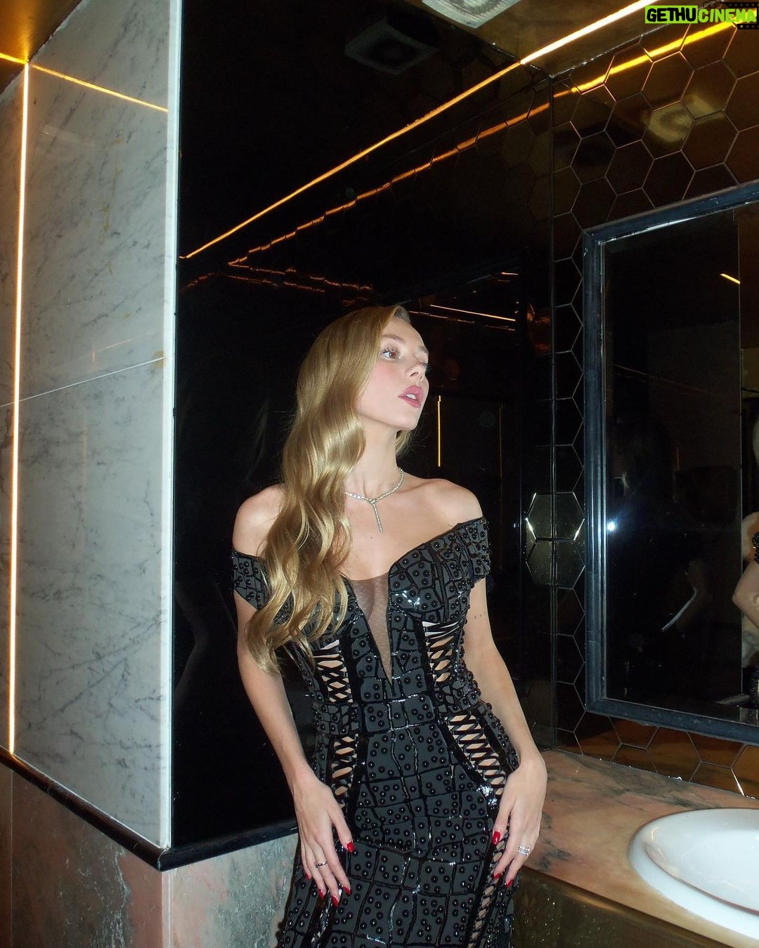 Ester Expósito Instagram - qué noche la premiere del jueves…..lluvia de cariño y mucha gente querida♡. *。゚⊹ Venus ⊹ *。゚ya es vuestra en todos los cines de España, qué pu** emociónnnnn🩸vamos a bailar🩸 VENUS
