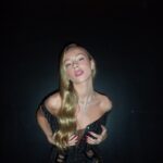 Ester Expósito Instagram - qué noche la premiere del jueves…..lluvia de cariño y mucha gente querida♡. *｡ﾟ⊹ Venus ⊹ *｡ﾟya es vuestra en todos los cines de España, qué pu** emociónnnnn🩸vamos a bailar🩸 VENUS