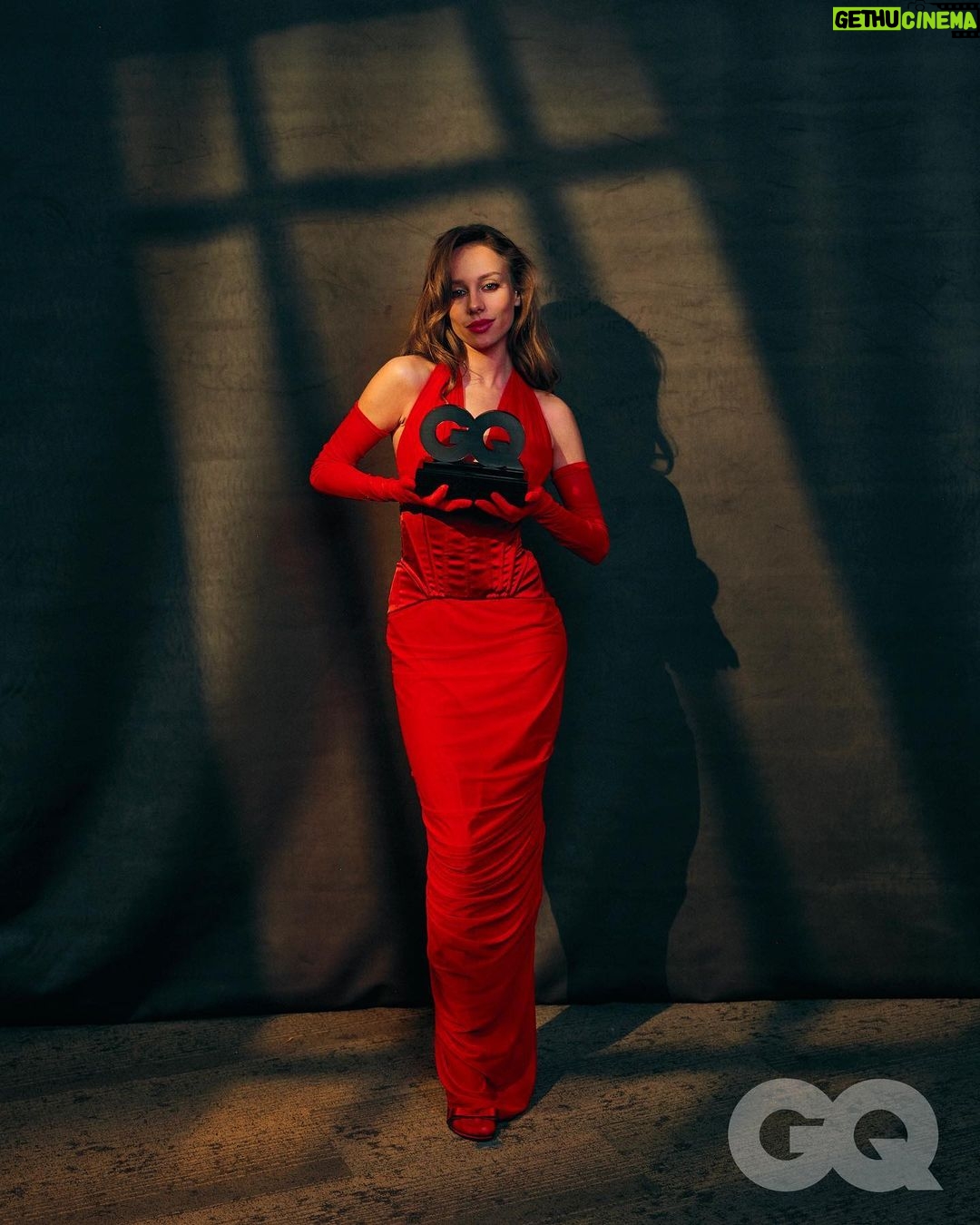 Ester Expósito Instagram - @gqmexico actriz del año por Perdidos en la noche, muchas gracias🎈🎈🎈🧯🧯 lo más bonito de anoche mis acompañantes❤️ Mexico