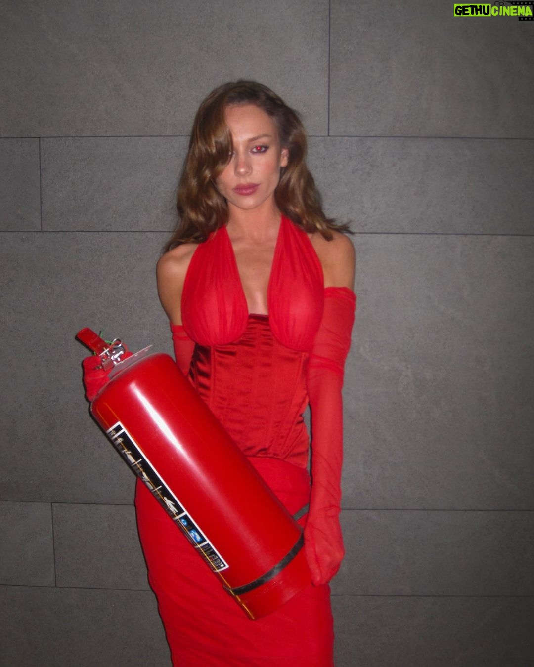 Ester Expósito Instagram - @gqmexico actriz del año por Perdidos en la noche, muchas gracias🎈🎈🎈🧯🧯 lo más bonito de anoche mis acompañantes❤️ Mexico