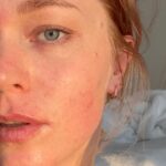 Ester Geislerová Instagram - V jednom malém kouzelném domku ve Strašnicích,(U nových vil 11), kouzlí @halova.marketa s kosmetikou @cosmedix_me a umí fantasticky masírovat, čistit, trhat (obočí), barvit, ale i pobavit..a hlavně zachránit. A to třeba u akutně, když se pleť z ničeho,(antibiotika) poblázní… záchrana. A to se hodí nám všem.) Děkuji za péči! 🩵 a doporučuji! @cosmedix_me @halova.marketa #cosmedixskincare #spoluprace #🤍🕊️