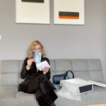 Ester Geislerová Instagram – Kabelka a elegantní věci denní potřeby v jednom, to jdou dárky od @montblanc. Překrásné tašky a pera a zápisníky. A s dlouholetou tradicí. Je radost obdarovat Aňu a @geislerka ví, že potřebuju novu kabelku a já vím, že tyhle velký tašky na cestování-to je její druhy jméno-Aňa Válká taška na cestování Geislerová. Má další jména-od malička- jsou, jak už teď všichni víte , Eťa Prďa Smrďa Geislerová No.:)
Tak dělejte radost.) 💙❣️📝🖋️✒️🖌️📧🎁
#HeartWritten #InspireWriting #spoluprace @montblanc