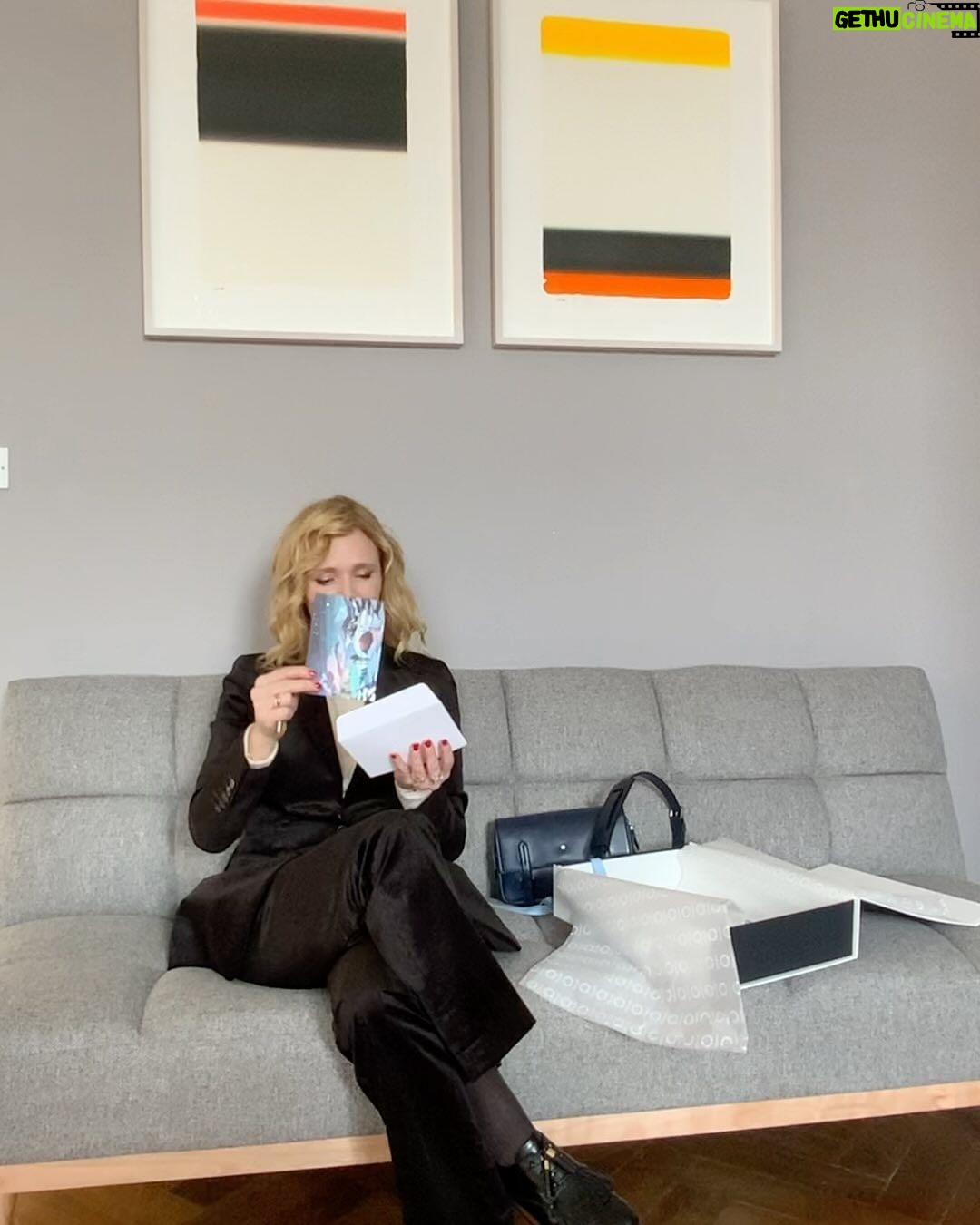 Ester Geislerová Instagram - Kabelka a elegantní věci denní potřeby v jednom, to jdou dárky od @montblanc. Překrásné tašky a pera a zápisníky. A s dlouholetou tradicí. Je radost obdarovat Aňu a @geislerka ví, že potřebuju novu kabelku a já vím, že tyhle velký tašky na cestování-to je její druhy jméno-Aňa Válká taška na cestování Geislerová. Má další jména-od malička- jsou, jak už teď všichni víte , Eťa Prďa Smrďa Geislerová No.:) Tak dělejte radost.) 💙❣️📝🖋️✒️🖌️📧🎁 #HeartWritten #InspireWriting #spoluprace @montblanc