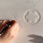 Ester Geislerová Instagram – Kabelka a elegantní věci denní potřeby v jednom, to jdou dárky od @montblanc. Překrásné tašky a pera a zápisníky. A s dlouholetou tradicí. Je radost obdarovat Aňu a @geislerka ví, že potřebuju novu kabelku a já vím, že tyhle velký tašky na cestování-to je její druhy jméno-Aňa Válká taška na cestování Geislerová. Má další jména-od malička- jsou, jak už teď všichni víte , Eťa Prďa Smrďa Geislerová No.:)
Tak dělejte radost.) 💙❣️📝🖋️✒️🖌️📧🎁
#HeartWritten #InspireWriting #spoluprace @montblanc