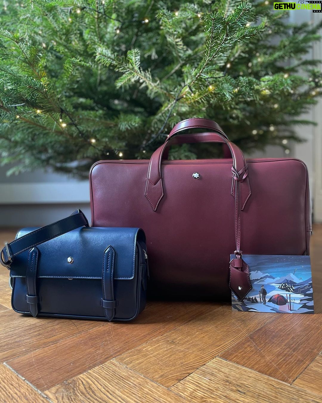 Ester Geislerová Instagram - Kabelka a elegantní věci denní potřeby v jednom, to jdou dárky od @montblanc. Překrásné tašky a pera a zápisníky. A s dlouholetou tradicí. Je radost obdarovat Aňu a @geislerka ví, že potřebuju novu kabelku a já vím, že tyhle velký tašky na cestování-to je její druhy jméno-Aňa Válká taška na cestování Geislerová. Má další jména-od malička- jsou, jak už teď všichni víte , Eťa Prďa Smrďa Geislerová No.:) Tak dělejte radost.) 💙❣️📝🖋️✒️🖌️📧🎁 #HeartWritten #InspireWriting #spoluprace @montblanc