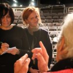 Ester Geislerová Instagram - Včera dopoledne jsem měla VELKOU čest natočit rozhovor s japonským mistrem tance, Minem Tanakou, do vznikajícího dokumentu o našem tátovi, japanalogovi Petrovi Geislerovi. (#petrgeisler) Povídali jsme si víc jak hodinu a půl a promítali si fotografie a kaligrafie. Když do Čech Min přijel tajně, na pozvání Ondřeje Hraba, poprvé v roce 1984, byl jeho prvním představení i mladý tlumočník, který umel oboustranně vytvářet pomyslný most mezi ním, jeho specifickou formou tvorby a mladými českými diváky, lačnícími po umění a kultuře. Bydleli u nás, u japanologů Heleny Honcoopové nebo i u Martina Vačkáře, se kterými se včera taky potkali. Povídali jsme si s Minem o tom, jak vnímal tu cestu sem, za totalitního režimu, co bylo na tátovi výjimečného, o jeho kaligrafii, vztahu k Japonsku, co mají tanec a kaligrafie společného.. a mnoho dalšího. Prý potkal mnoho překladatelů a tlumočníků, ale u nej věděl, že nemusí být nervózní. A dokonce docházelo ke vzájemnému obohacení. Ukazovali jsme si, na konkrétních kaligrafiích, kde táta pracoval s prostorem na papíře konceptuálně, tím že třeba neco vynechal. Bylo to nepopsané a neviditelné a tak se jmenovalo i jeho večerní představení Nepojmenovaný tanec, kterým uzavřel magický kruh @divadloarcha, u kterého stáli na začátku Ondrej, Jana, Min …ale i Petr. Zůstali přátelé celý život. Dokonce mu Min posílal štětce na kaligrafii. Děkuju Minovi a jeho týmu za vřelý přístup: “Pro Petra Geislera cokoliv!” Děkuju THA za fantastickou pomoc a @divadloarcha za zprostředkování a i já byla v klidu s geniální překladatelkou Hanou Wagnerovou. A taky @martin.h.krupa za pomoc a klid.) Děkuju! #mintanaka #untitleddancer #divadloracha 🙏💫🌙⚡️🧧 📷 Oli Helcl 📷Vladimír Barák 📷 Tomáš Sysel 📷 @miroslavhelcl Divadlo Archa