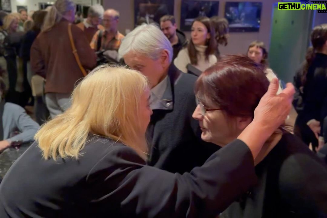 Ester Geislerová Instagram - Včera dopoledne jsem měla VELKOU čest natočit rozhovor s japonským mistrem tance, Minem Tanakou, do vznikajícího dokumentu o našem tátovi, japanalogovi Petrovi Geislerovi. (#petrgeisler) Povídali jsme si víc jak hodinu a půl a promítali si fotografie a kaligrafie. Když do Čech Min přijel tajně, na pozvání Ondřeje Hraba, poprvé v roce 1984, byl jeho prvním představení i mladý tlumočník, který umel oboustranně vytvářet pomyslný most mezi ním, jeho specifickou formou tvorby a mladými českými diváky, lačnícími po umění a kultuře. Bydleli u nás, u japanologů Heleny Honcoopové nebo i u Martina Vačkáře, se kterými se včera taky potkali. Povídali jsme si s Minem o tom, jak vnímal tu cestu sem, za totalitního režimu, co bylo na tátovi výjimečného, o jeho kaligrafii, vztahu k Japonsku, co mají tanec a kaligrafie společného.. a mnoho dalšího. Prý potkal mnoho překladatelů a tlumočníků, ale u nej věděl, že nemusí být nervózní. A dokonce docházelo ke vzájemnému obohacení. Ukazovali jsme si, na konkrétních kaligrafiích, kde táta pracoval s prostorem na papíře konceptuálně, tím že třeba neco vynechal. Bylo to nepopsané a neviditelné a tak se jmenovalo i jeho večerní představení Nepojmenovaný tanec, kterým uzavřel magický kruh @divadloarcha, u kterého stáli na začátku Ondrej, Jana, Min …ale i Petr. Zůstali přátelé celý život. Dokonce mu Min posílal štětce na kaligrafii. Děkuju Minovi a jeho týmu za vřelý přístup: “Pro Petra Geislera cokoliv!” Děkuju THA za fantastickou pomoc a @divadloarcha za zprostředkování a i já byla v klidu s geniální překladatelkou Hanou Wagnerovou. A taky @martin.h.krupa za pomoc a klid.) Děkuju! #mintanaka #untitleddancer #divadloracha 🙏💫🌙⚡️🧧 📷 Oli Helcl 📷Vladimír Barák 📷 Tomáš Sysel 📷 @miroslavhelcl Divadlo Archa