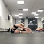 Ester Geislerová Instagram - Děkuju za lekce, v @bikramyogapragueofficial, ve Vodičkově ulice. Před pár lety mi pomohla hot jóga v sobě nastartovat proces, který urychlil můj pocit neohebnosti, ztuhlosti možná i jakýsi pocit nemožnosti “pohnout se z místa”. A nyní. Stačilo mi pět lekcí a stalo se to zas!💫 Na @bikramyogapragueofficial se nemusíte ničeho bát, jste pod skvělým, profesionálním a milým vedením citlivých instruktorek. Doporučuju před první lekcí přijít o 30 minut dřív. V klidu si to tam prohlédnout. Je to jako jóga, protahování a posilování v jednom a jako na slunci , na pláži. A dost toho člevěk vypotí, tak ten den hodně pijte. Pocit potom je euforický, po pár lekcích se dostanete do poloh, do kterých by se za „studena“ dostával déle. Vyžaduje to i opatrnost, ale je to primárně velmi příjemný. Vyplavují se i emoce, v mem případě na hot joze více než kde jinde. Chvíli se mi cukala ramena, jako kdyby se vyplavil nějaký stres, ale zároveň i pocit slasti.) Čistè sprchy a silné fény, takže se nemusíte bat, ze byste si neusušili v zimě hlavu, dětský koutek, kam chodí moje kámoška s dcerou a obě jsou moc spokojené. Na místě si můžete kouit krásný oblečky a nebo když si zapomenete, jako jednou ja, tak vam pujci, včetně podložek a ručníků. Ja se nemůžu dočkat, az půjdeme zase, i mezi svátky. Cvičí se i na Pankráci, dekuju za tuhle možnost, je to fajn nakombinovat s posilovnou. Dekuji @bikramyogapragueofficial ❤️❣️💫 ADRESA: Studio Vodičkova Vodičkova 1277/19 Praha 1 Studio Pankrác Na Pankráci průchod mezi č. 121-125 Praha 4 Bikram Yoga Prague