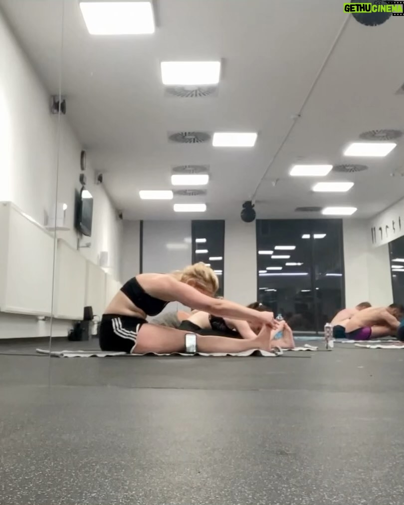 Ester Geislerová Instagram - Děkuju za lekce, v @bikramyogapragueofficial, ve Vodičkově ulice. Před pár lety mi pomohla hot jóga v sobě nastartovat proces, který urychlil můj pocit neohebnosti, ztuhlosti možná i jakýsi pocit nemožnosti “pohnout se z místa”. A nyní. Stačilo mi pět lekcí a stalo se to zas!💫 Na @bikramyogapragueofficial se nemusíte ničeho bát, jste pod skvělým, profesionálním a milým vedením citlivých instruktorek. Doporučuju před první lekcí přijít o 30 minut dřív. V klidu si to tam prohlédnout. Je to jako jóga, protahování a posilování v jednom a jako na slunci , na pláži. A dost toho člevěk vypotí, tak ten den hodně pijte. Pocit potom je euforický, po pár lekcích se dostanete do poloh, do kterých by se za „studena“ dostával déle. Vyžaduje to i opatrnost, ale je to primárně velmi příjemný. Vyplavují se i emoce, v mem případě na hot joze více než kde jinde. Chvíli se mi cukala ramena, jako kdyby se vyplavil nějaký stres, ale zároveň i pocit slasti.) Čistè sprchy a silné fény, takže se nemusíte bat, ze byste si neusušili v zimě hlavu, dětský koutek, kam chodí moje kámoška s dcerou a obě jsou moc spokojené. Na místě si můžete kouit krásný oblečky a nebo když si zapomenete, jako jednou ja, tak vam pujci, včetně podložek a ručníků. Ja se nemůžu dočkat, az půjdeme zase, i mezi svátky. Cvičí se i na Pankráci, dekuju za tuhle možnost, je to fajn nakombinovat s posilovnou. Dekuji @bikramyogapragueofficial ❤️❣️💫 ADRESA: Studio Vodičkova Vodičkova 1277/19 Praha 1 Studio Pankrác Na Pankráci průchod mezi č. 121-125 Praha 4 Bikram Yoga Prague
