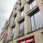 Ester Geislerová Instagram – Děkuju za lekce, v @bikramyogapragueofficial, ve Vodičkově ulice.
Před pár lety mi pomohla hot jóga v sobě nastartovat proces, který urychlil můj pocit neohebnosti, ztuhlosti možná i jakýsi pocit nemožnosti “pohnout se z místa”.
A nyní. Stačilo mi pět lekcí a stalo se to zas!💫

Na  @bikramyogapragueofficial se nemusíte ničeho bát, jste pod skvělým, profesionálním a milým vedením citlivých instruktorek. Doporučuju před první lekcí přijít o 30 minut dřív. V klidu si to tam prohlédnout. Je to jako jóga, protahování a posilování v jednom a jako na slunci , na pláži. A dost toho člevěk vypotí, tak ten den hodně pijte. 
Pocit potom je euforický, po pár lekcích se dostanete do poloh, do kterých by se za „studena“ dostával déle. Vyžaduje to i opatrnost, ale je to primárně velmi příjemný. Vyplavují se i emoce, v mem případě na hot joze více než kde jinde. Chvíli se mi cukala ramena, jako kdyby se vyplavil nějaký stres, ale zároveň i pocit slasti.)
Čistè sprchy a silné fény, takže se nemusíte bat, ze byste si neusušili v zimě hlavu, dětský koutek, kam chodí moje kámoška s dcerou a obě jsou moc spokojené. Na místě si můžete kouit krásný oblečky a nebo když si zapomenete, jako jednou ja, tak vam pujci, včetně podložek a ručníků. Ja se nemůžu dočkat, az půjdeme zase, i mezi svátky. Cvičí se i na Pankráci, dekuju za tuhle možnost, je to fajn nakombinovat s posilovnou. Dekuji @bikramyogapragueofficial ❤️❣️💫

ADRESA:
Studio Vodičkova
Vodičkova 1277/19
Praha 1

Studio Pankrác
Na Pankráci průchod mezi č. 121-125
Praha 4 Bikram Yoga Prague